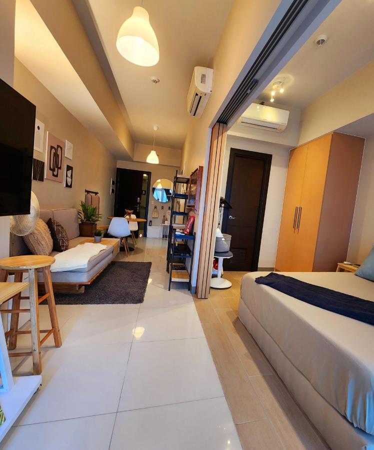 Apartment Spacious 7u Homey Unit Steps Away From Uptown Mall And Mitsukoshi Mall Free Parking With Washer Manila
