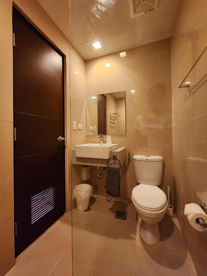 Apartment Spacious 7u Homey Unit Steps Away From Uptown Mall And Mitsukoshi Mall Free Parking With Washer Manila