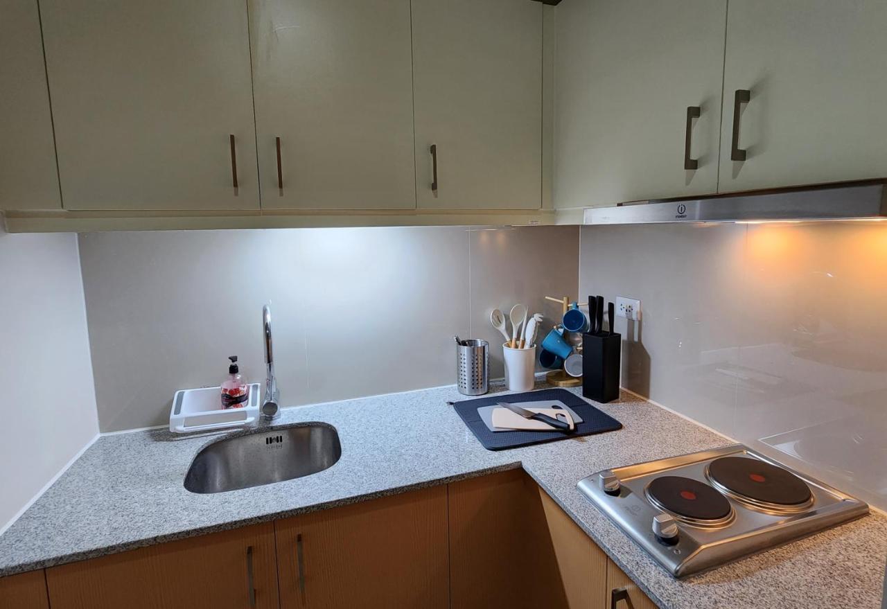 Spacious 7u Homey Unit Steps Away From Uptown Mall And Mitsukoshi Mall Free Parking With Washer * Manila
