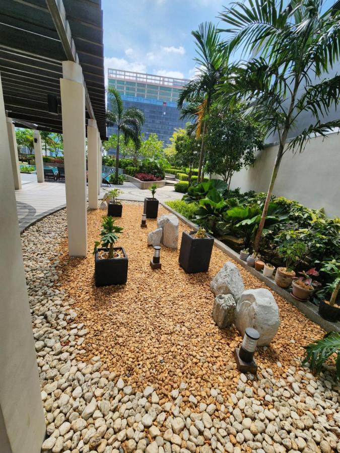 Spacious 7u Homey Unit Steps Away From Uptown Mall And Mitsukoshi Mall Free Parking With Washer *